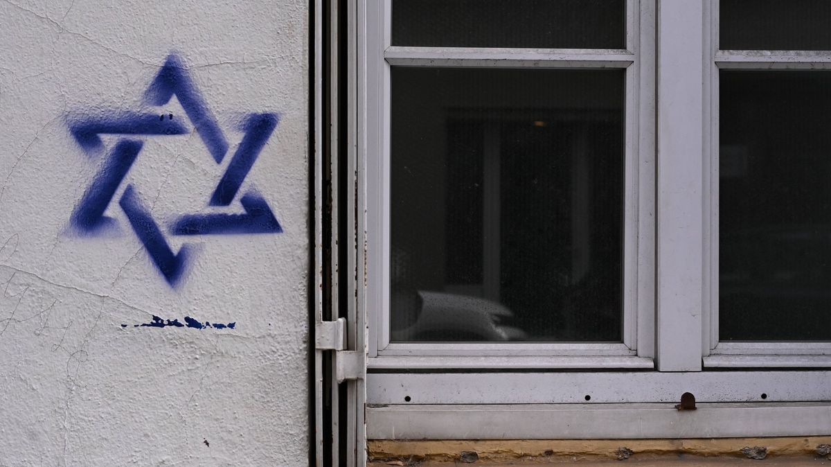 Na domy v Paříži někdo sprejuje Davidovu hvězdu, množí se antisemitské činy